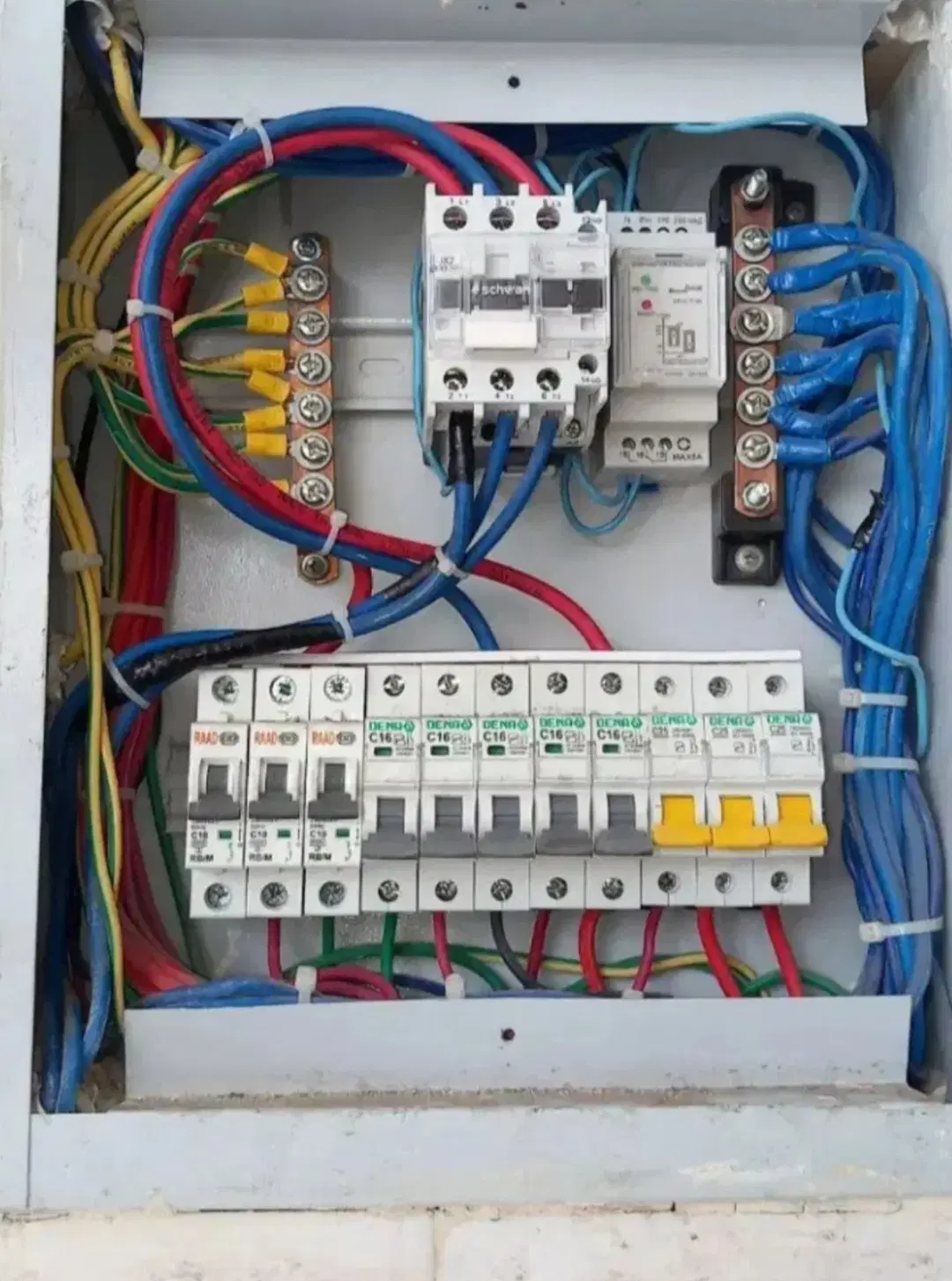 خدمات برق کاری در حال ساخت